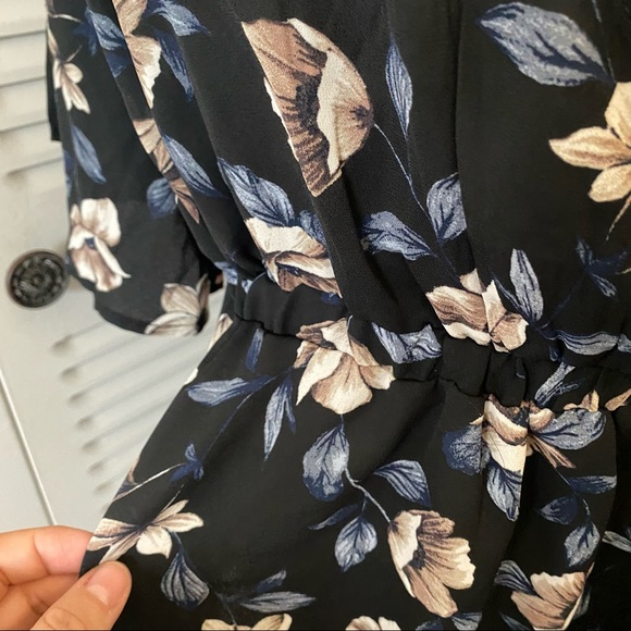 Torrid|00|Black Floral Pattern Short Sleeve V Neck Elastic Waist Blouse - Picture 8 of 9